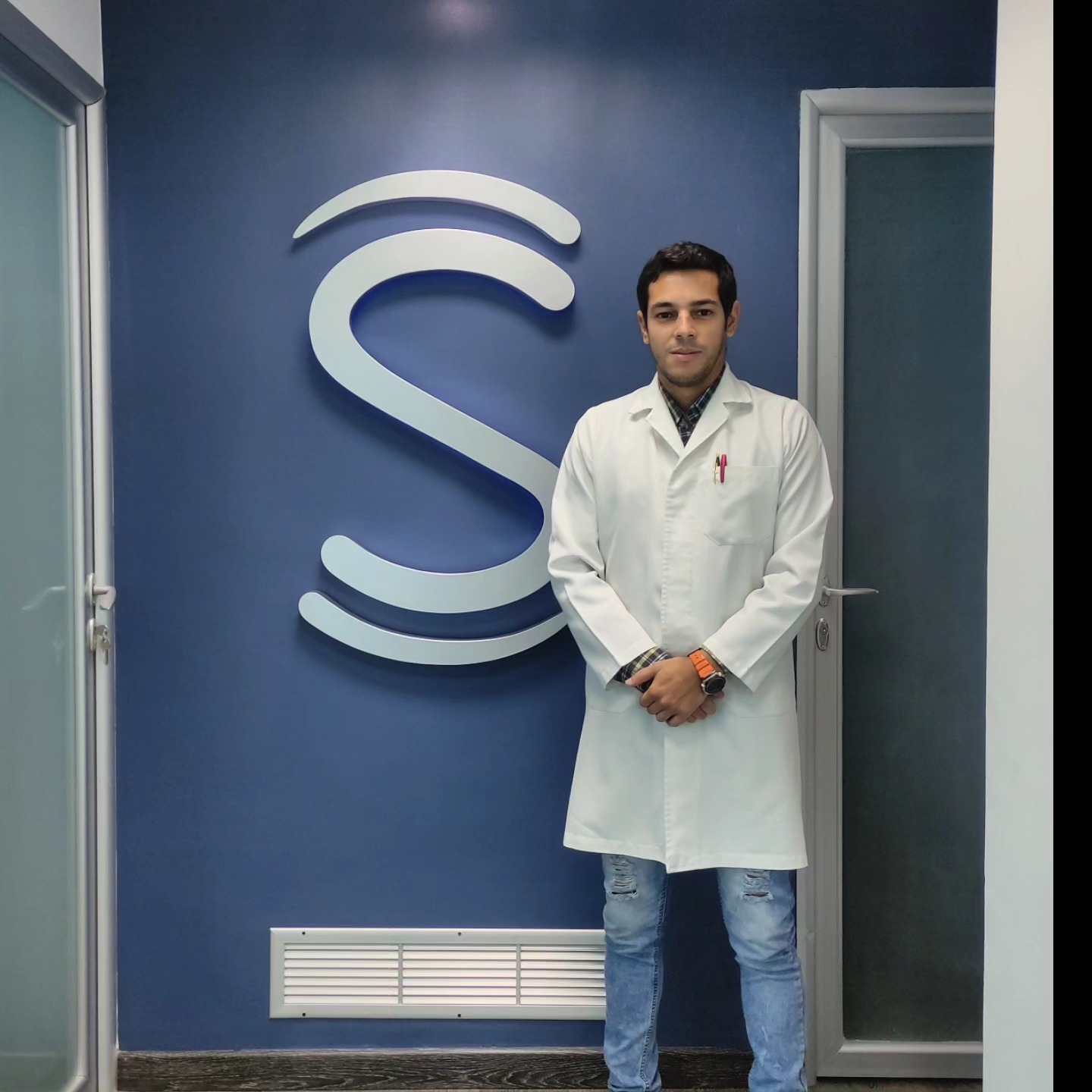 Dr. Gabriel León